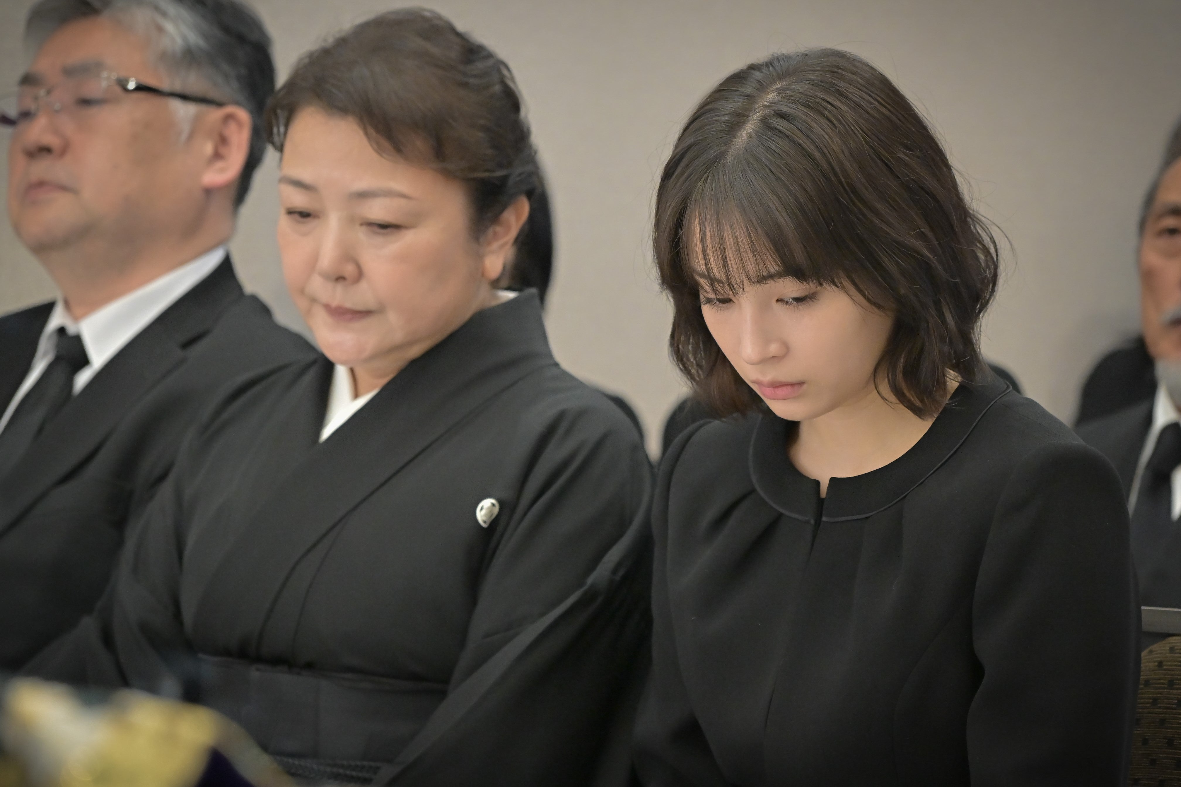 原日出子、広瀬すず「クジャクのダンス、誰が見た？」第1話（C）TBS