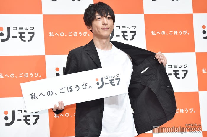 華麗なジャケットプレイを披露する高橋一生(C)モデルプレス