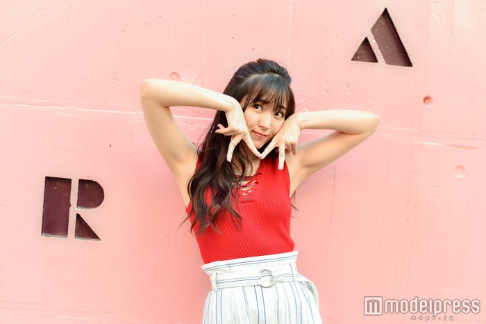 モデルプレスの“M”ポーズをしてくれた鈴木愛理(C)モデルプレス