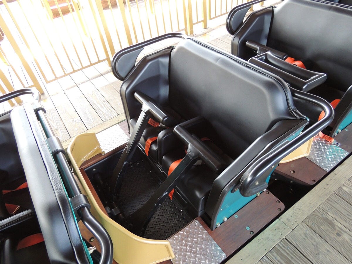 1両が2人乗りのライド。カラーは青と赤があります