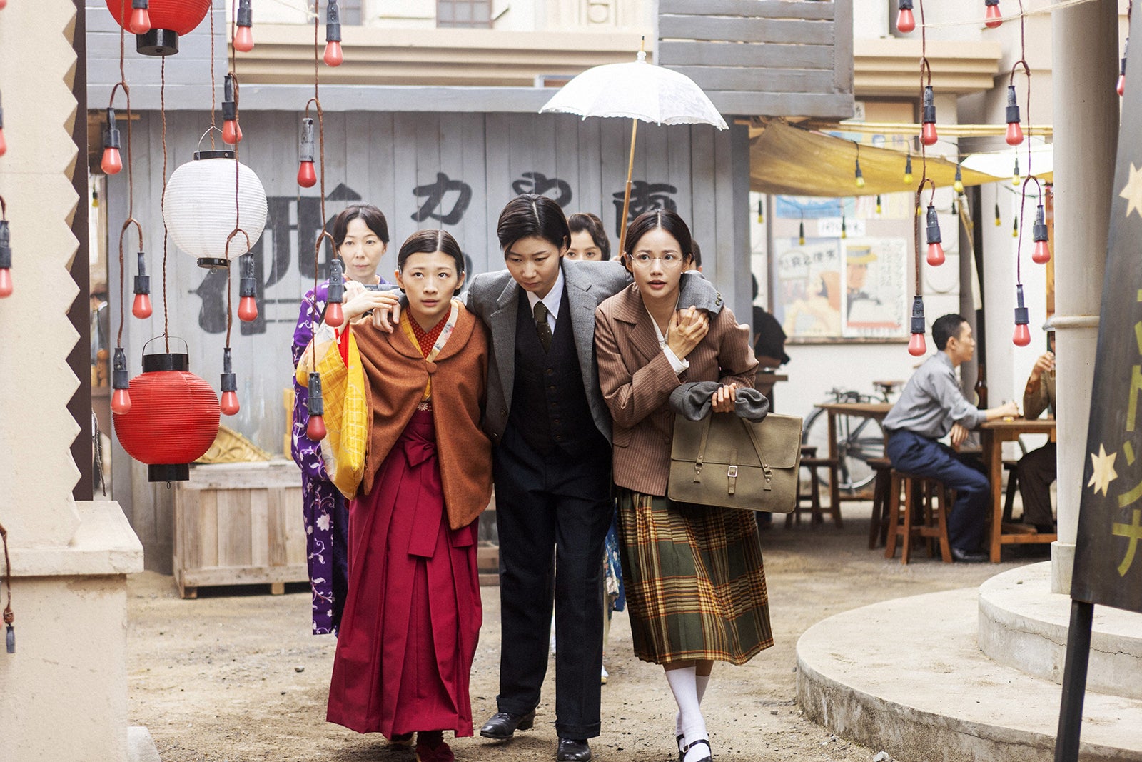 （前列左から）伊藤沙莉、土居志央梨、ハ・ヨンス（後列左から）平岩紙、桜井ユキ「虎に翼」第13話より（C）NHK