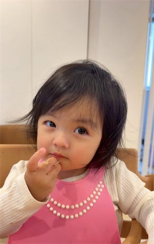 アレクサンダー、次女・グーちゃんの"手づかみもぐもぐ"ショットを公開