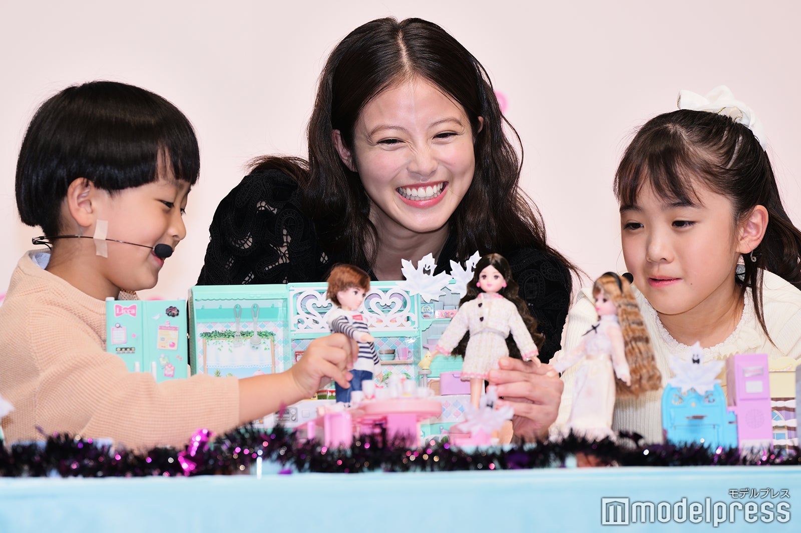 子どもたちと遊ぶ今田美桜（C）モデルプレス