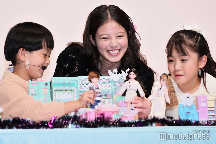 子どもたちと遊ぶ今田美桜(C)モデルプレス