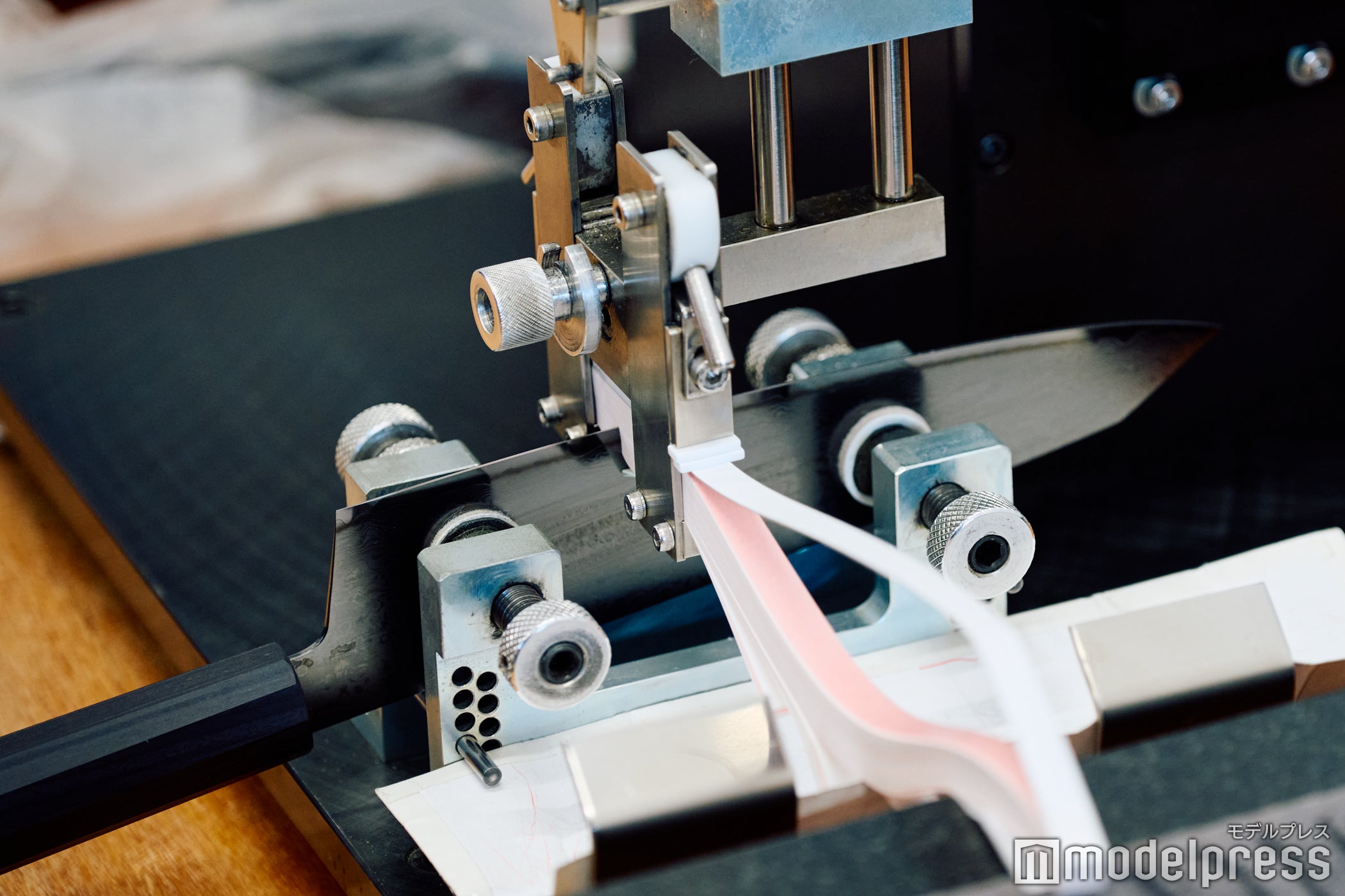 切れ味チェックの様子（C）モデルプレス