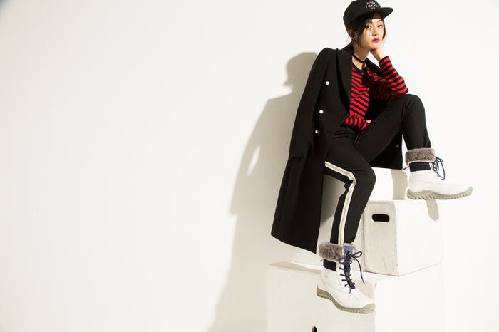 白レースアップブーツ“アディロン ダック ブーツⅡ”¥35,000(税抜)/UGG、コート¥145,000/アダム エ ロペ、ボーダートップス¥12,000/ビオトープ、ラインパンツ¥24,000/アウラ、その他/スタイリスト私物(C)TOPLOG