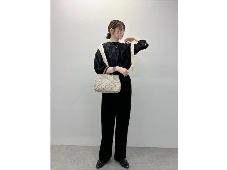ふんわりとした黒ブラウスはほんのり甘さがあって大人向け　出典：WEAR