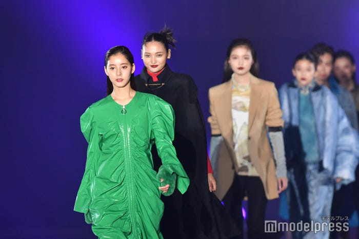 新木優子らランウェイの模様(C)モデルプレス