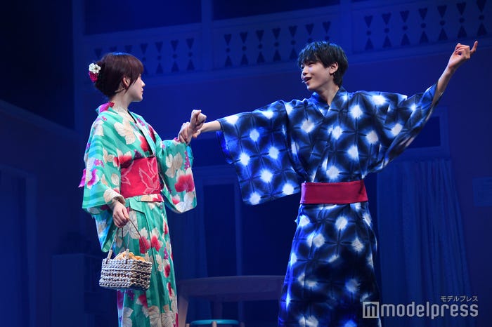 小島藤子の手を引く渡邉大我/「年下彼氏~君のとなりで~」公開ゲネプロより(C)モデルプレス