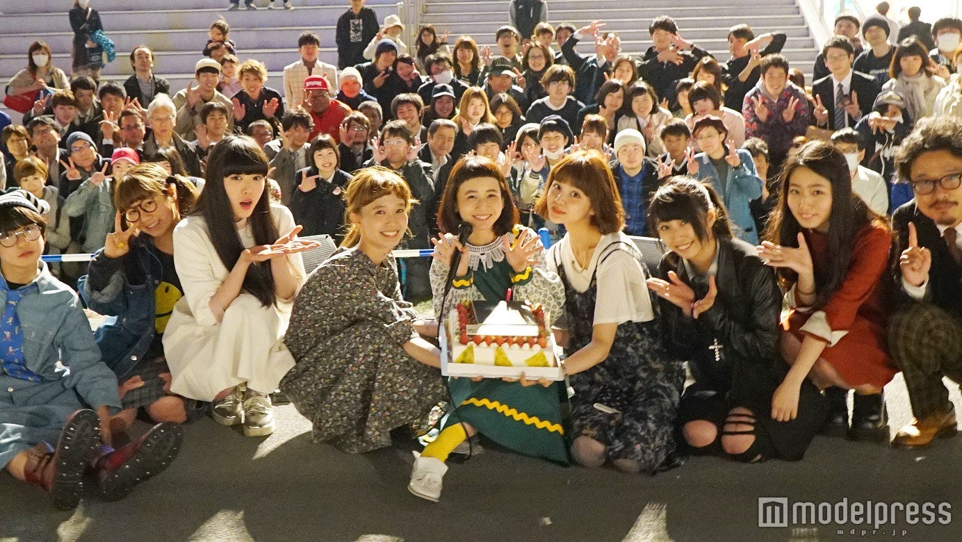 三戸なつめ、歌手デビュー1周年　柴田紗希・村田倫子らがサプライズで祝福