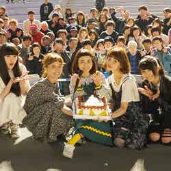 三戸なつめ（中央）のデビュー1周年を祝した柴田紗希（中左）と村田倫子（中右）