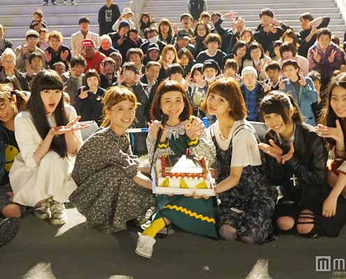 三戸なつめ、歌手デビュー1周年 柴田紗希・村田倫子らがサプライズで祝福