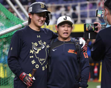 侍ジャパン 宮城大弥が同期と仲良し記念撮影「みやくれ」コンビでファンに浸透 変顔も？侍戦士が続々と交流