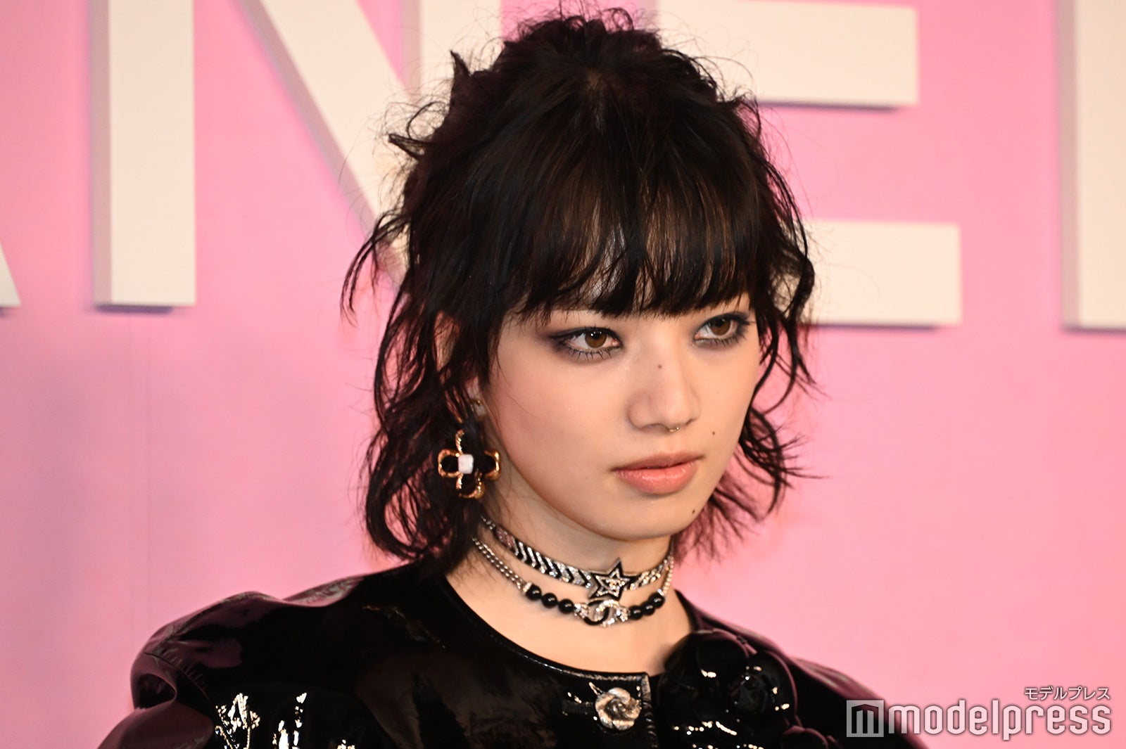 小松菜奈、鼻ピアス＆斬新レザーワンピでクールな魅力＜メティエダール 