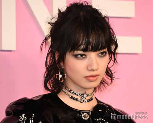 小松菜奈、鼻ピアス&斬新レザーワンピでクールな魅力<メティエダール コレクション CHANEL-DAKAR>
