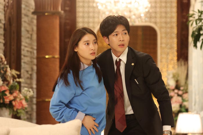 土屋太鳳、松下洸平/「やんごとなき一族」第1話より(C)フジテレビ