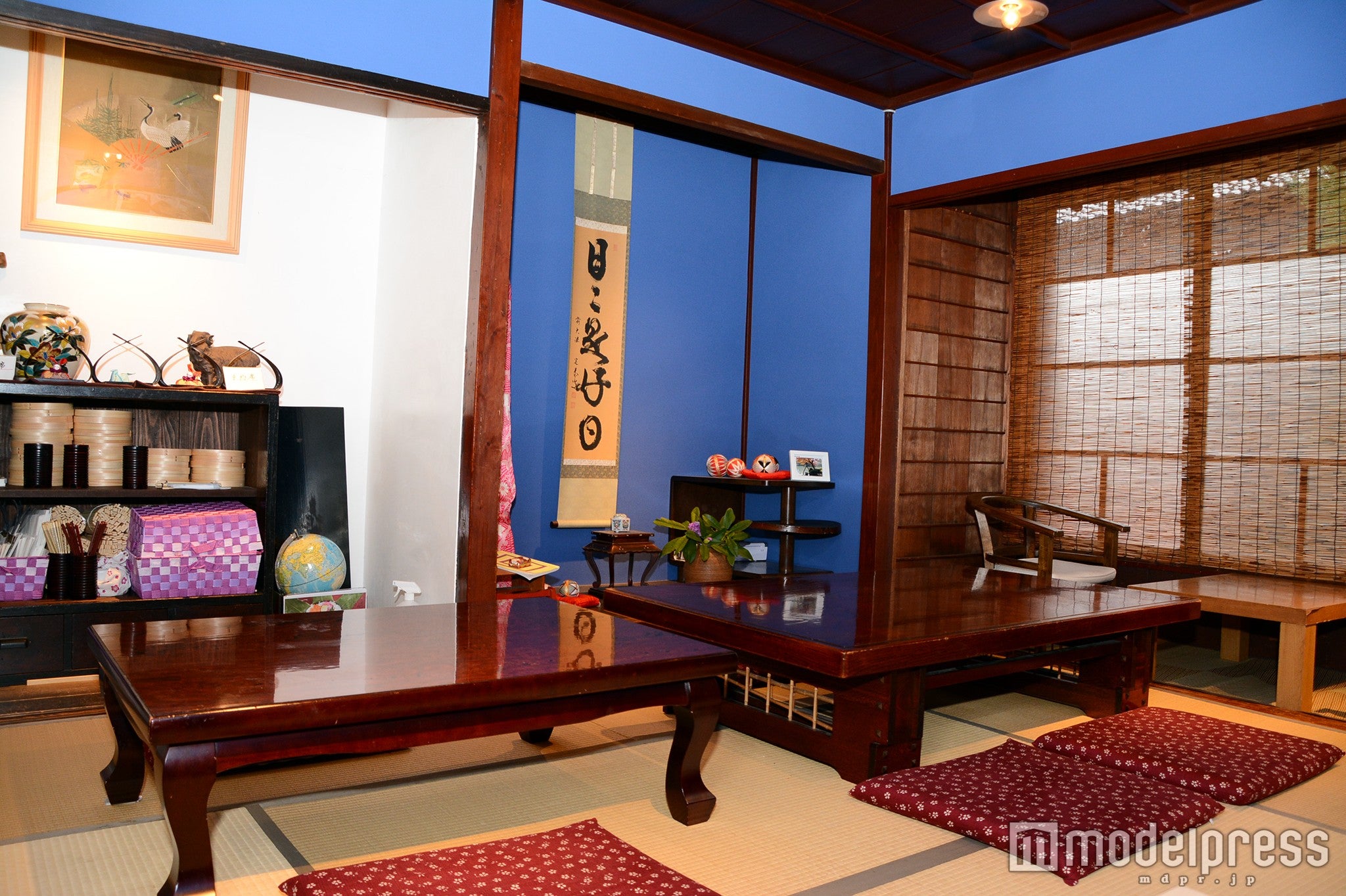 2階は綺麗な青壁に塗られている（C）モデルプレス