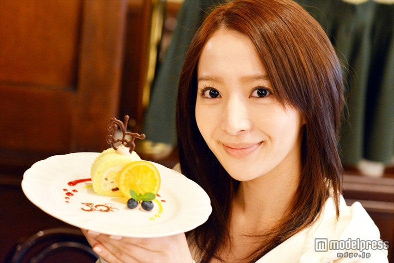 「ドライフルーツクリームのロールケーキ」／「イーストサイド・カフェ」／モデル：竹内渉