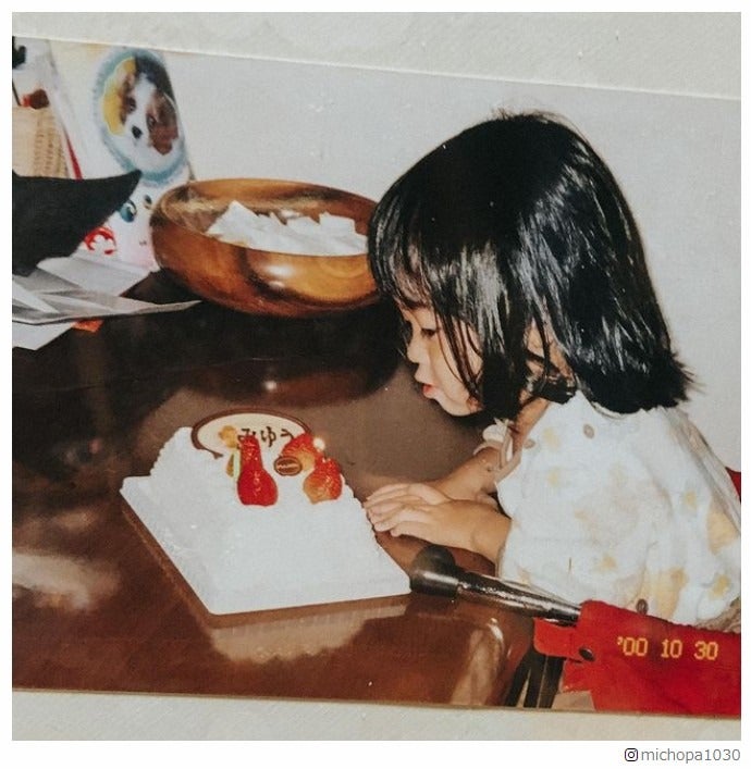 みちょぱ、23歳バースデー迎え幼少期ショット公開「2歳の頃から可愛い」「黒髪もステキ」と反響続々