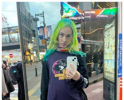 水原希子、蛍光カラーの奇抜ヘア披露に絶賛の声「衝撃」「異次元のセンス」