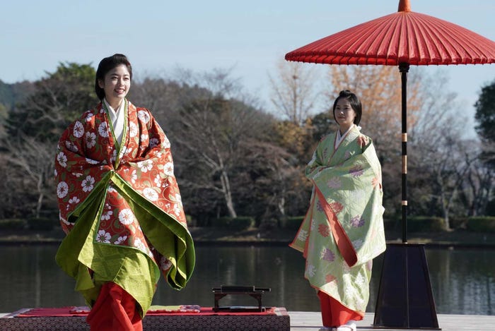 小芝風花、西野七瀬「大奥」第1話より(C)フジテレビ