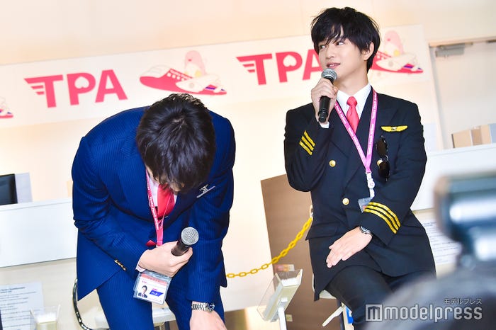 千葉雄大(右)の唐突なセクシー回答に爆笑する田中圭 (C)モデルプレス