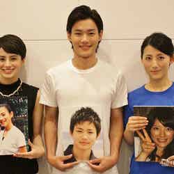 （左から）ホラン千秋、野村周平、福田彩乃／オーディションを受けた当時の写真を持って