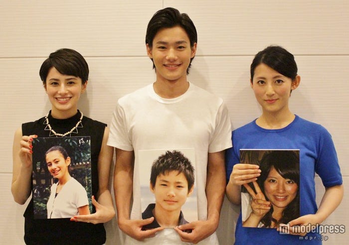 (左から)ホラン千秋、野村周平、福田彩乃/オーディションを受けた当時の写真を持って