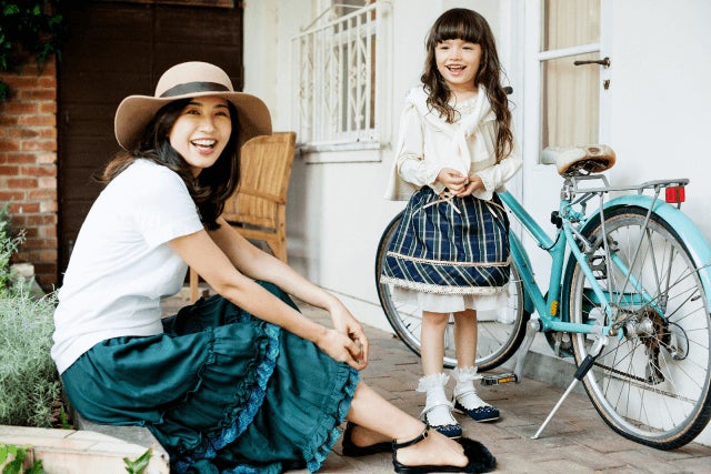 スカウチョ￥5,900、プルオーバー￥2,300、ファー付きカーディガン￥3,300、キュロット￥3,800／axes femme（C）TOPLOG