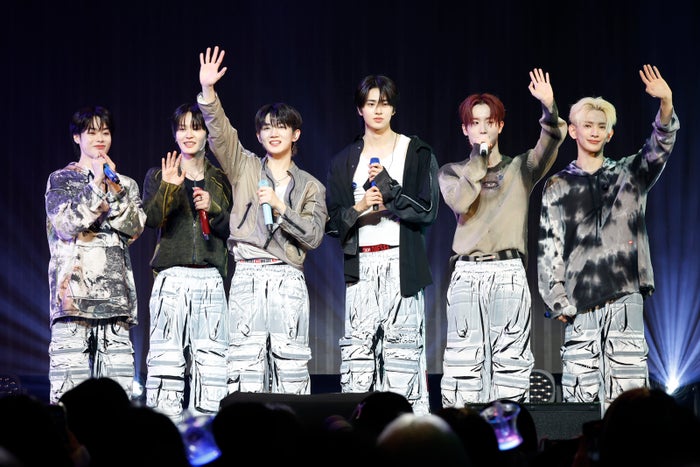 K-POPグループTEMPEST、日本デビュー曲を初披露 メンバー同士のタレコミ＆衝撃スクープ写真も＜日本ショーケースレポート＞