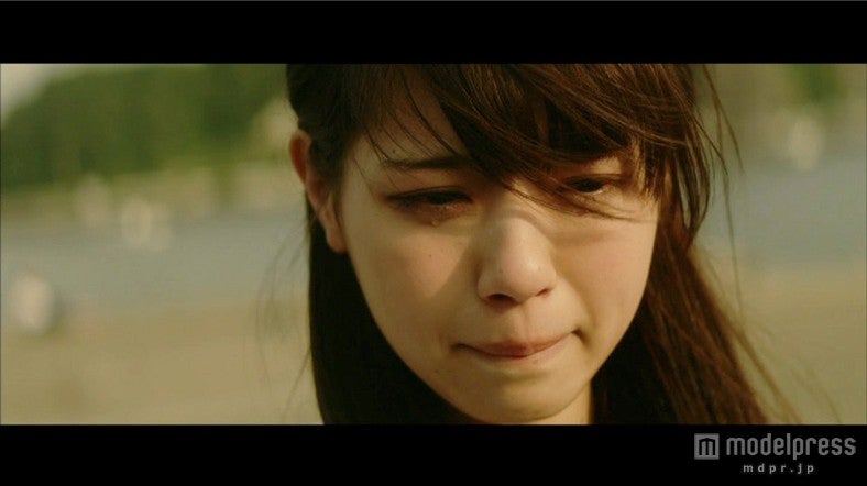 西野七瀬が涙を流す／『無口なライオン』のミュージックビデオより