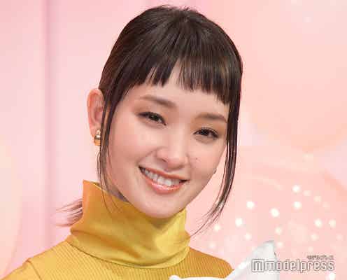剛力彩芽、肩見せ&美脚透ける私服姿披露「ヘルシーなセクシーさ」「美しい」の声