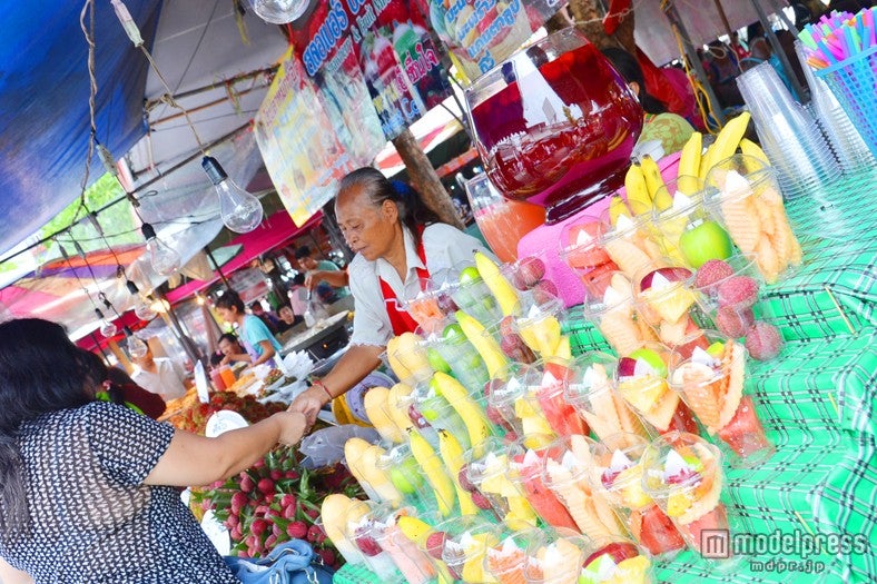 南国産フルーツをその場でスムージーにしてくれる