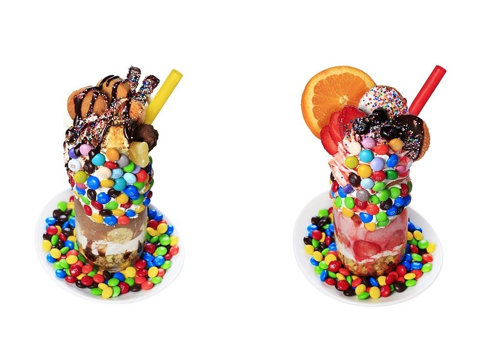 「M&M’S」限定カフェ原宿にOPEN チョコまみれの強烈“盛りパフェ”も登場