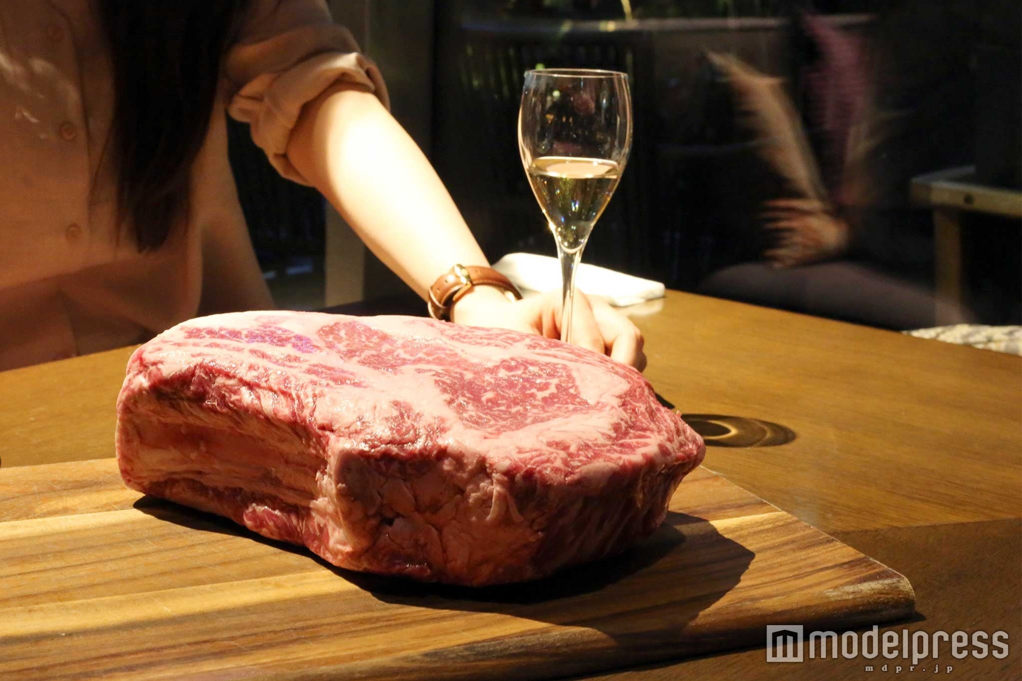 迫力満点のお肉※写真のものは20人前（C）モデルプレス