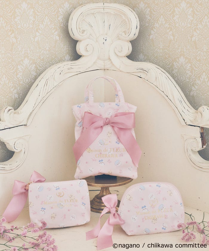 Maison de FLEUR×ちいかわ/(上)ちいかわ総柄巾着ポーチ(右)ちいかわ総柄ラウンドポーチ(左)ちいかわ総柄ポーチ(提供写真)