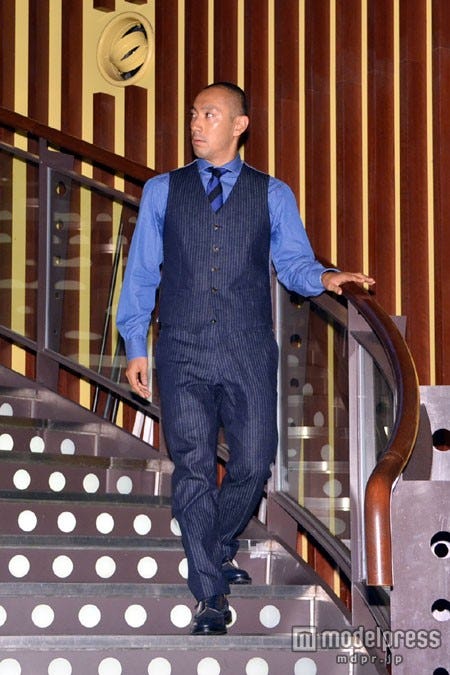 劇場ロビーに登場