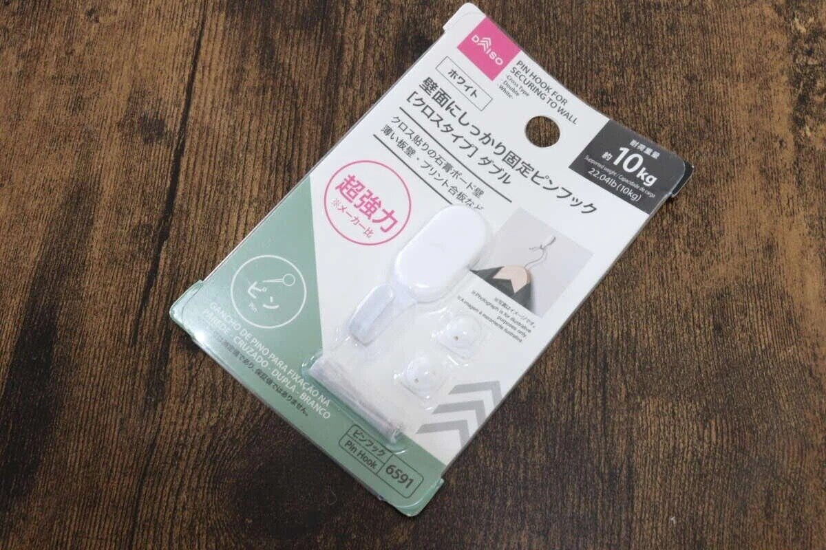 ダイソー　壁面にしっかり固定ピンフック（クロスタイプ、ダブル、ホワイト）　パッケージ