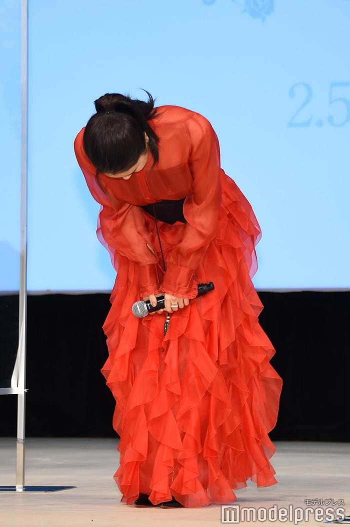 丁寧にお辞儀をする土屋太鳳(C)モデルプレス