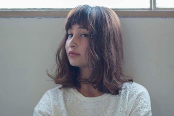 女度が上がる前下がりのセミロング特集 小顔に見せる大人のおしゃれヘアをご紹介 モデルプレス 女度が上がる前下がりのセミロング特集 小顔に見せる大人のおしゃれヘアをご紹介 モデルプレス