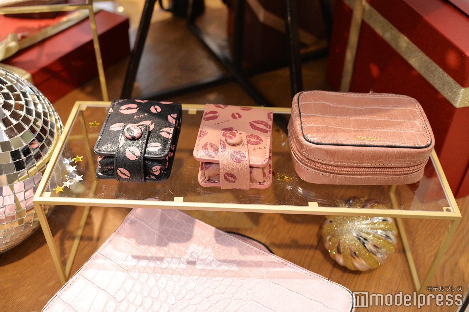 小嶋おすすめの“リップケース”など小物類 （C）モデルプレス