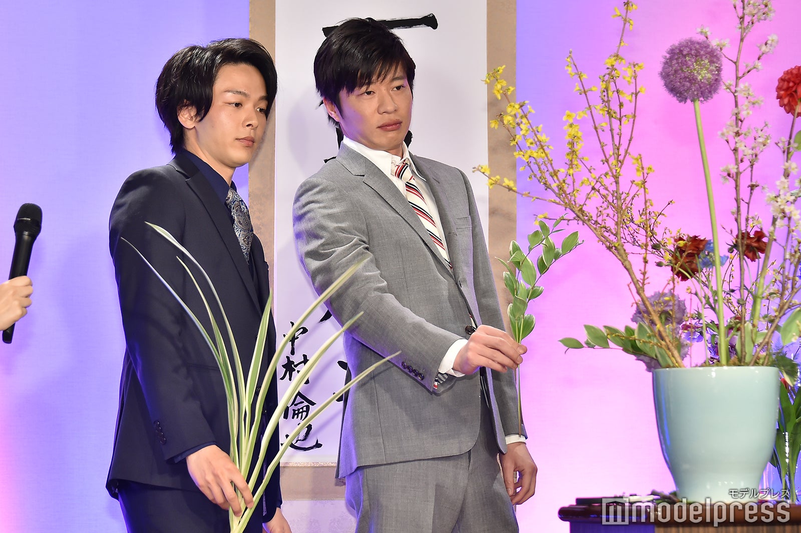 合う花を見極める中村倫也、田中圭（C）モデルプレス