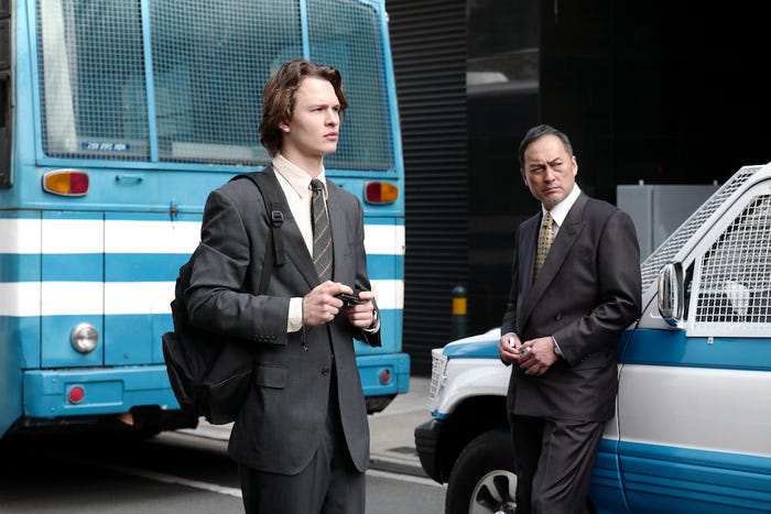 アンセル・エルゴート、渡辺謙(C)HBO Max/James Lisle