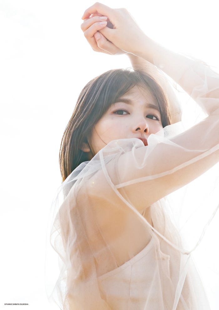 渡邉理佐 卒業メモリアルブック「抱きしめたくなる瞬間」特典ポスター(C)柴田フミコ/集英社