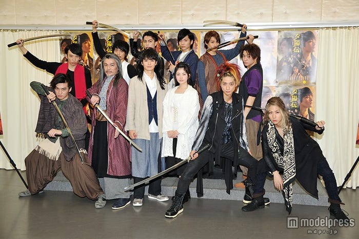 (前列左より)荒井敦史、山本亨、瀬戸康史、小芝風花、鈴木裕樹、池岡亮介(後列左より)三好大貴、中山義紘、遠藤雄弥、宮崎秋人、前山剛久、高橋龍輝