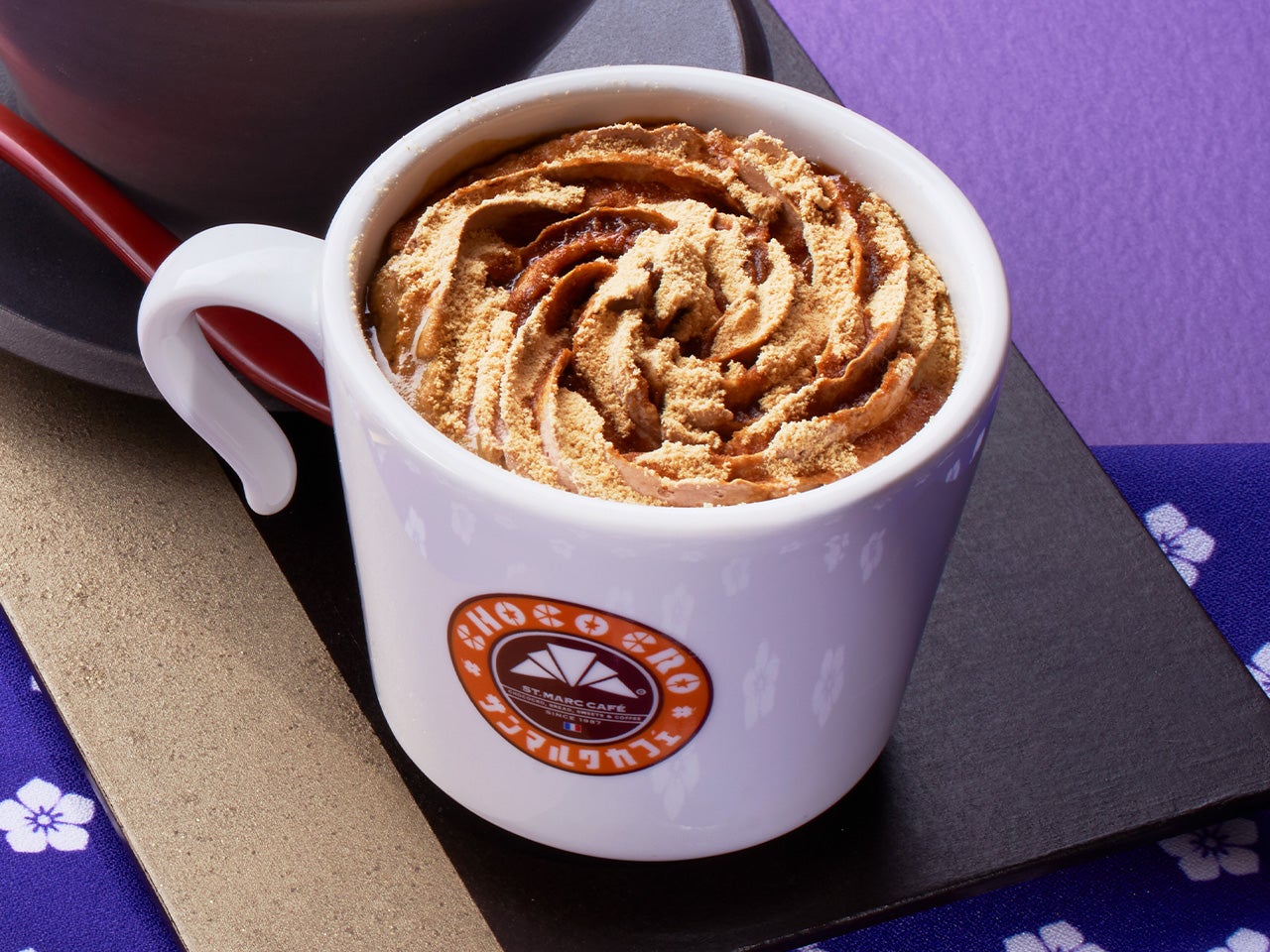 桔梗信玄餅 わらびもち入り黒みつきな粉ラテ Sサイズ590円（税込）／提供画像