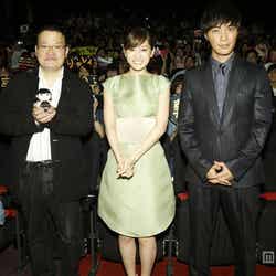 (左から)中田秀夫監督、前田敦子、成宮寛貴