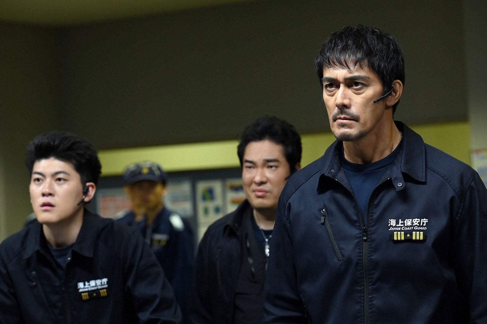 有輝（土佐兄弟）、岡崎体育、阿部寛／「DCU」第3話より（C）TBS 