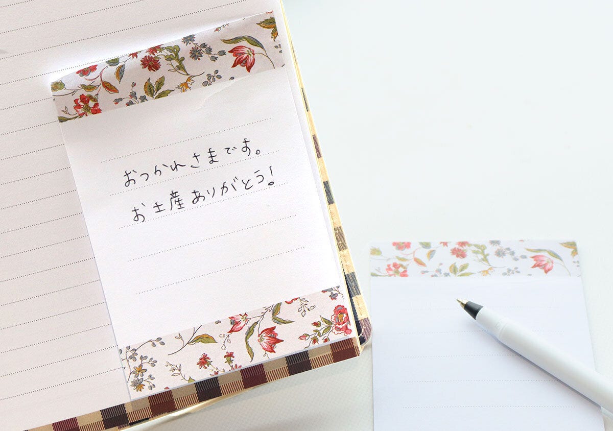 手帳に貼り付けられた小花柄のメモ付箋と手書きのメッセージ 手帳に貼り付けられた小花柄のメモ付箋と手書きのメッセージ