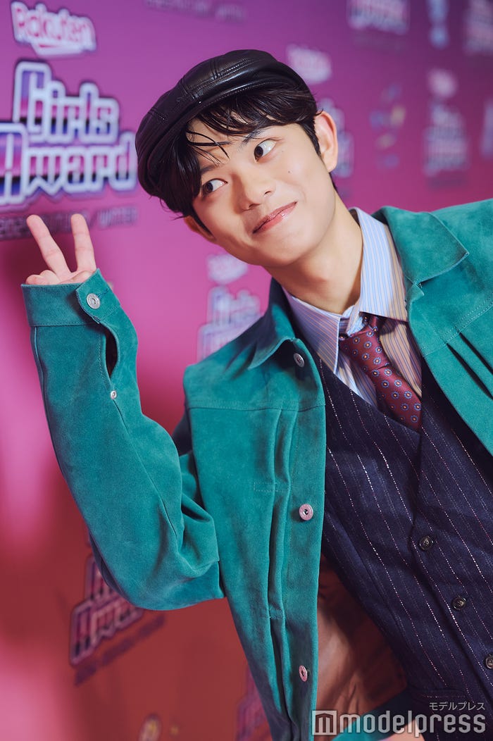 おどけたポーズを見せる黒川想矢(C)モデルプレス